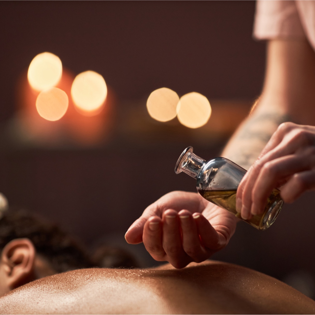 Hot-Öl-Massage — warmes Öl wird in die Hand gegossen