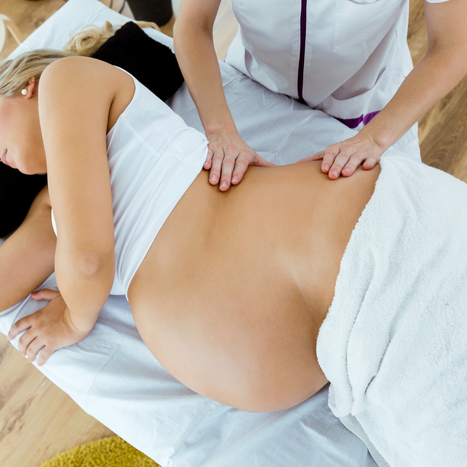Schwangerschaftsmassage — sanfte Rückenmassage in Seitenlage