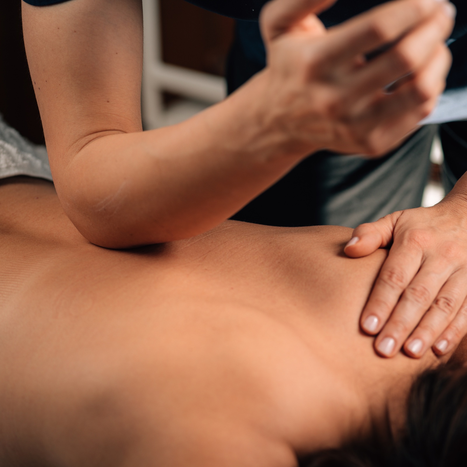 Sport-Massage — kräftige Unterarm- und Triggerpunktarbeit am Rücken